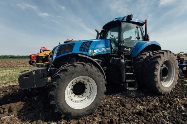 Stor Blå Trabig Blå Traktor Med Stora Hjul Ett Fält — Stockfoto