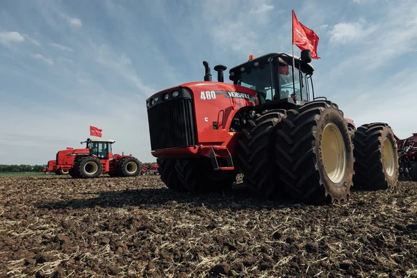 Rode Trekker Met Grote Wielen Het Veld Tijdens Testen Tijdens — Stockfoto