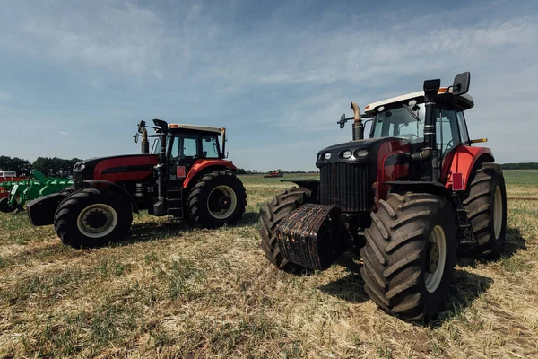 Twee Rode Tractoren Een Veld Zomer Tijdens Een Landbouwtentoonstelling Rusland — Stockfoto