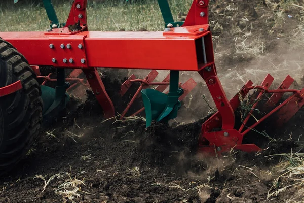 Proceso Arar Suelo Con Arado Rojo Mientras Avanza —  Fotos de Stock