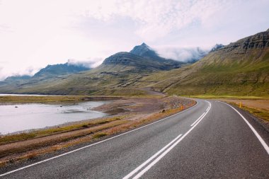 Yazın İzlanda 'da bir numaralı asfalt yolu.