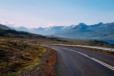 Yazın İzlanda 'da bir numaralı asfalt yolu.