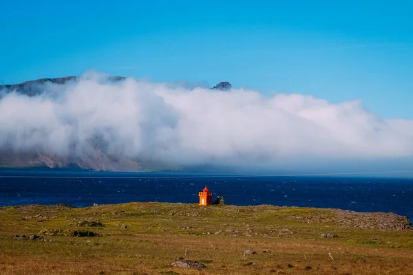 Farol Laranja Oceano Fiorde Islândia Fundo Nuvens Verão — Fotografia de Stock