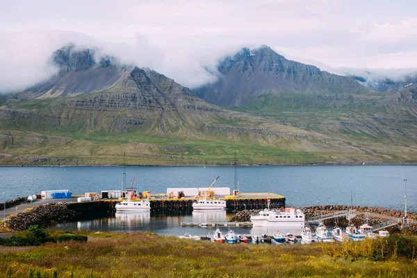 Ισλανδικά Αλιευτικά Πρωί Στην Αποβάθρα Στο Φιόρδ Ήρεμο Καιρό Καλοκαίρι — Φωτογραφία Αρχείου