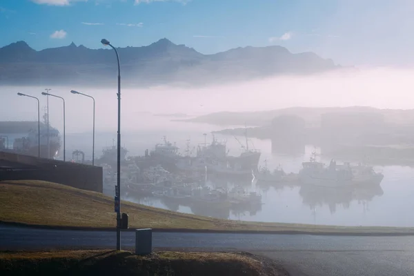 阳光明媚的清晨 渔船在蓝雾中停泊在码头上 — 图库照片