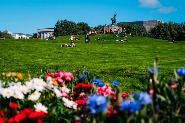 Monumento Arnarholl Centro Reykjavik Pessoas Que Relaxam Contexto Flores — Fotografia de Stock