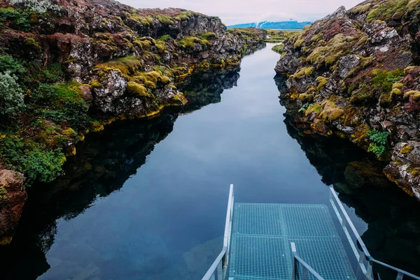 Metall Sestup Čisté Vody Pro Potápění Silfra Národním Parku Islandu — Stock fotografie