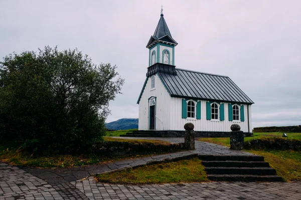 Biały Drewniany Kościół Parku Narodowym Iceland Pochmurną Pogodę — Zdjęcie stockowe