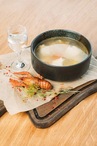 Sopa Peixe Russa Uma Bandeja Madeira Restaurante Servida Com Lagostim — Fotografia de Stock