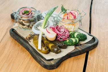 Rus milli salatalık, soğan ve lahana karışımı votka.