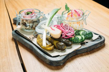 Rus milli salatalık, soğan ve lahana karışımı votka.