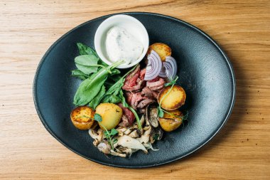 Ulusal Rus yemeği domuz eti, haşlanmış patates, mantar ve bir restoranda bir tabakta sos.