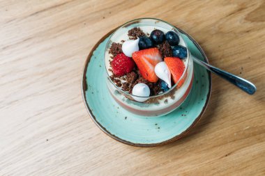 Böğürtlenli ve çilekli geleneksel panacotta.