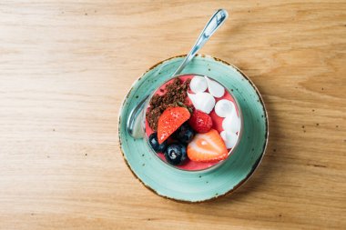 Böğürtlenli ve çilekli geleneksel panacotta.