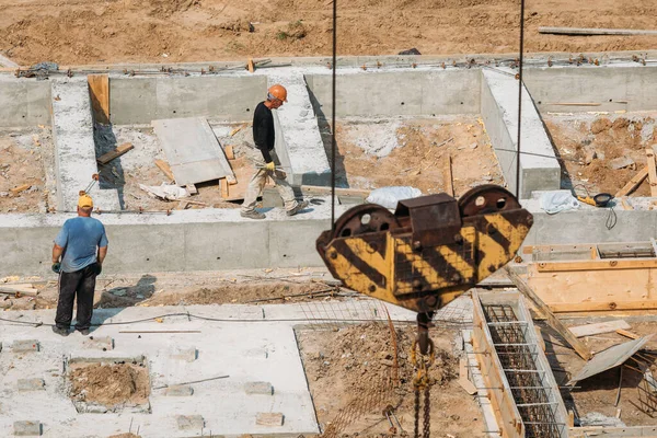 Dos Trabajadores Una Obra Construcción Durante Instalación Del Primer Piso — Foto de Stock