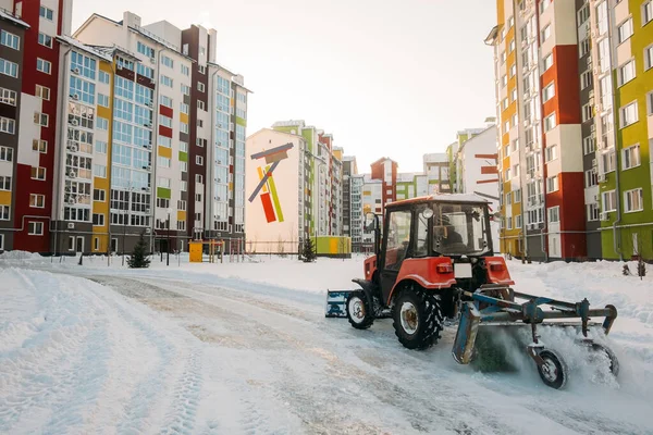 Trator Vermelho Limpa Ativamente Pavimento Neve Inverno Bairro Residencial — Fotografia de Stock