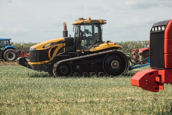 Silný Žlutý Traktor Kolejích Před Opuštěním Pole Během Výsevu — Stock fotografie