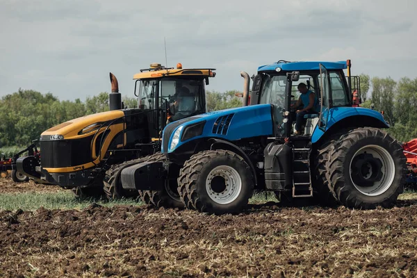 Žlutý Modrý Traktor Stojí Poli Během Zkušební Jízdy Demonstrující Výkon — Stock fotografie