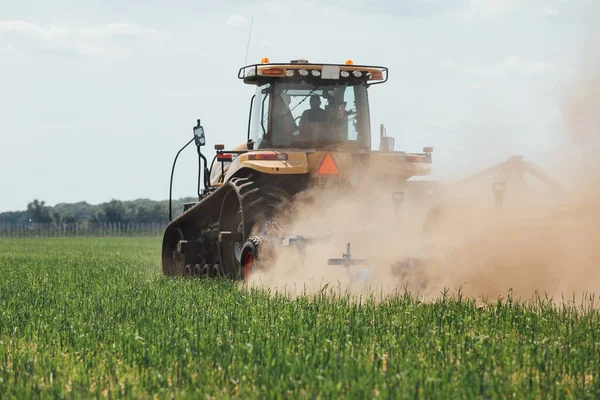 Een Krachtige Gele Kruiptrekker Vertrekt Met Hoge Snelheid Voor Ploegen — Stockfoto