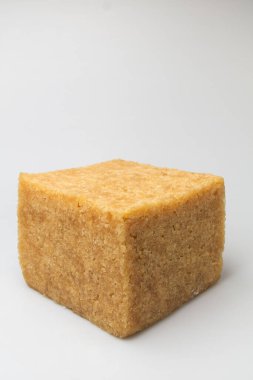 Stüdyonun yakınındaki beyaz arkaplanda sentetik lastik örneği var.