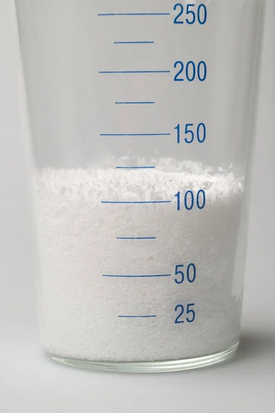Szklany Słoik Laboratoryjny Próbkami Luźnej Białej Gumy Syntetycznej Białym Tle — Zdjęcie stockowe
