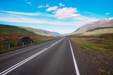 Yazın İzlanda 'da bir numaralı asfalt yolu.
