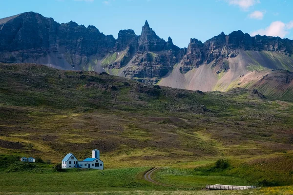 アイスランドの山を背景にした小さな農家の家 — ストック写真