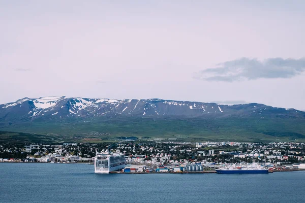 Widok Akureyri Północne Miasto Islandii Ostrymi Liniowcami Stojącymi Molo Latem — Zdjęcie stockowe