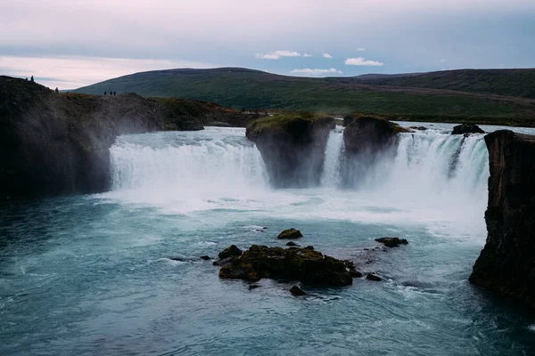 Vista Una Potente Cascata Ghiandola Vicino Lago Estate Una Giornata — Foto Stock