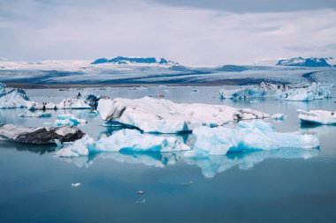 Yazın güneşli bir günde İzlanda 'daki buzulların ve mavi buz gölünün tepesinden manzara
