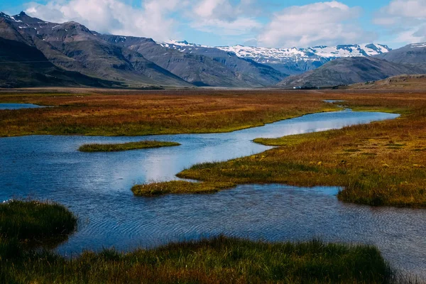 Rio Calmo Campo Contra Pano Fundo Montanhas Islândia Verão — Fotografia de Stock