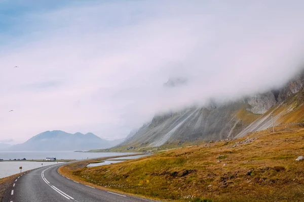 冰原峡湾的一号公路和山上的雾 — 图库照片