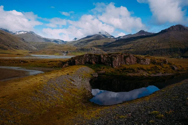 Fiorde Lago Montanha Maré Baixa Musgo Coberto Montanhas Islândia Verão — Fotografia de Stock