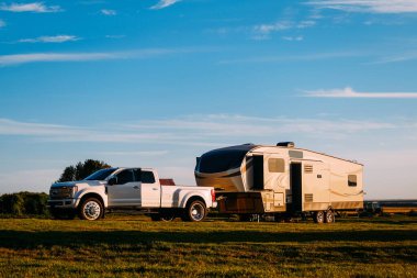 İzlanda 'da yaz günü gün batımında SUV kampı karavanı.