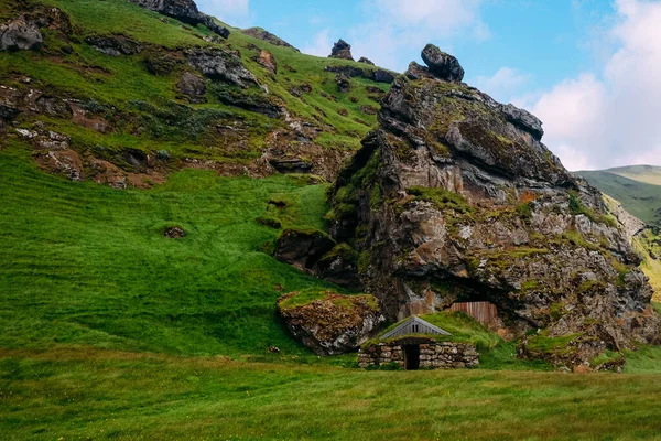 Casa Madeira Velha Uma Rocha Coberta Com Musgo Verde Islândia — Fotografia de Stock