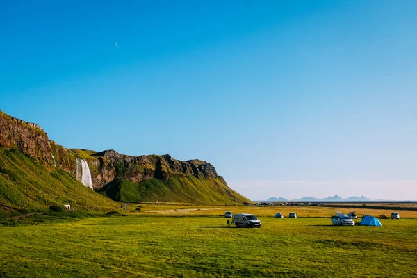 Camping Turistas Perto Cachoeira Seljalandsfoss Islândia Verão — Fotografia de Stock