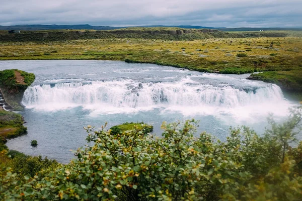 Vízesés Iceland Nyáron Elrejtve Sűrű Zöld Lombozat Felhős Időben — Stock Fotó