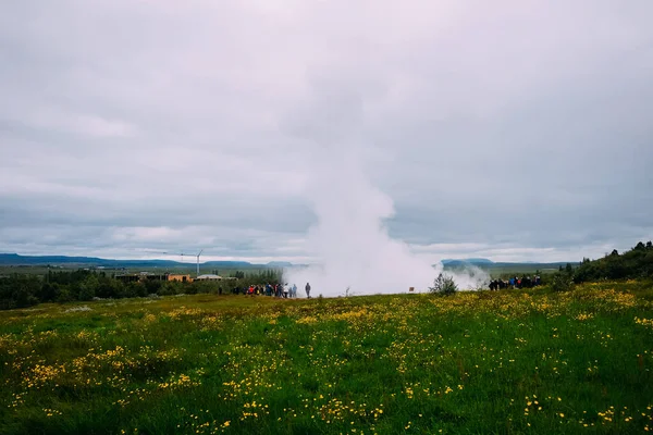 Los Turistas Observan Erupción Agua Hirviendo Vapor Géiser Junto Prado —  Fotos de Stock