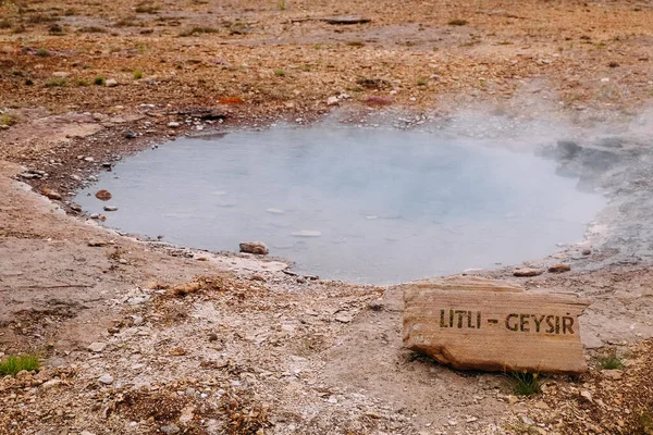 Una Placa Junto Pequeño Géiser Refrigerante Valle Del Géiser Islandia —  Fotos de Stock