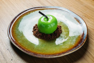 Yeşil elmalı tatlı, aslında dondurmalı dondurma.