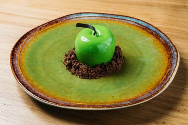 Yeşil elmalı tatlı, aslında dondurmalı dondurma.