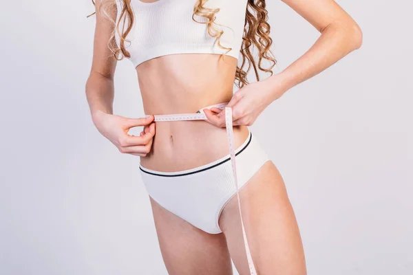 Junges Schlankes Mädchen Weißer Sportbekleidung Misst Ihre Taille Mit Einem — Stockfoto