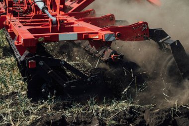 Tarlada tarıma elverişli tarım arazisi ekimi için mekanik cihaz, tarlada tarıma elverişli tarla sürme aracı olarak kullanılıyor.