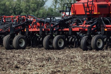 traktörün üzerine toprak tedavisi yüklemek için süspansiyon stabilizasyon sistemi