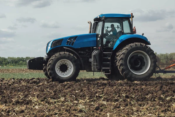 Grote Blauwe Trabig Blauwe Trekker Met Grote Wielen Een Veld — Stockfoto