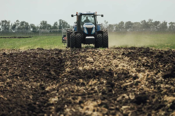 Grote Blauwe Trabig Blauwe Trekker Met Grote Wielen Een Veld — Stockfoto