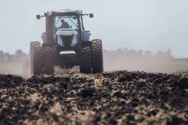 Stor Blå Trabig Blå Traktor Med Stora Hjul Ett Fält — Stockfoto