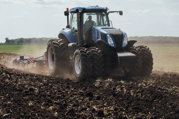 Velký Modrý Trabig Modrý Traktor Velkými Koly Poli Létě Zemědělské — Stock fotografie