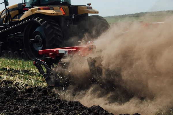 Gul Larvtraktor Sommardag Ett Fält Provkörning För Plöjning Mark — Stockfoto