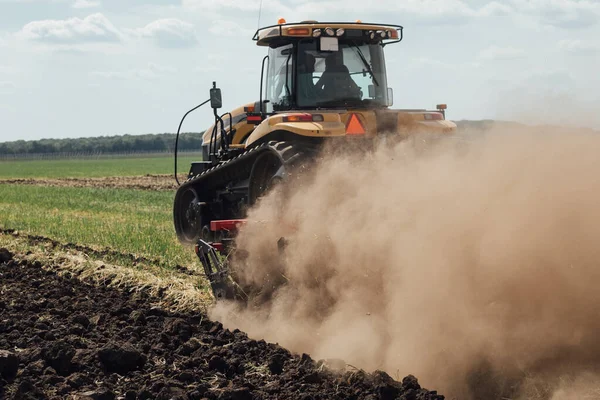 Traktor Med Gul Larve Sommeren Jorde Prøvekjøringen Pløying Mark – stockfoto